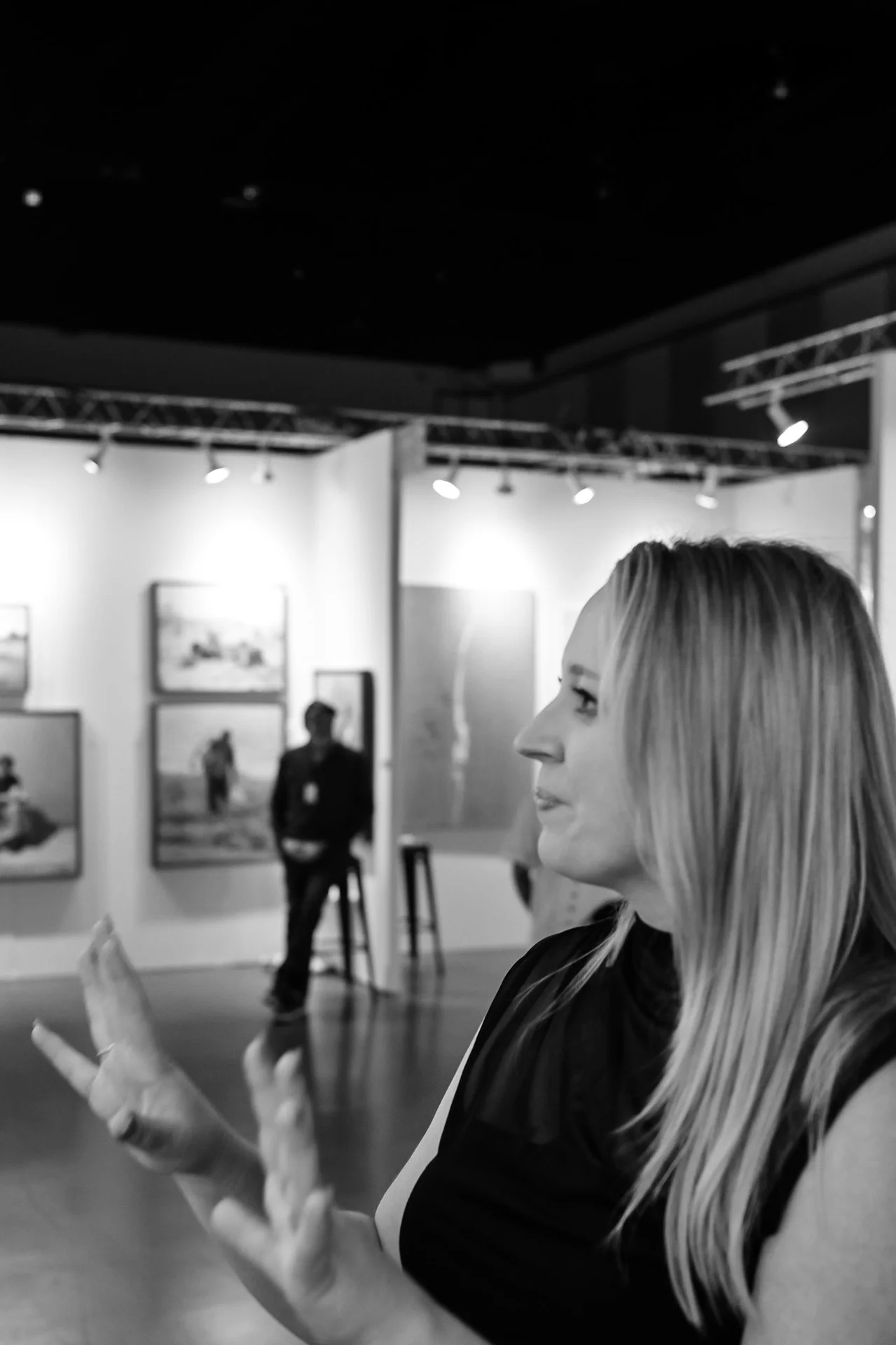 art_gallery_conversation.webp