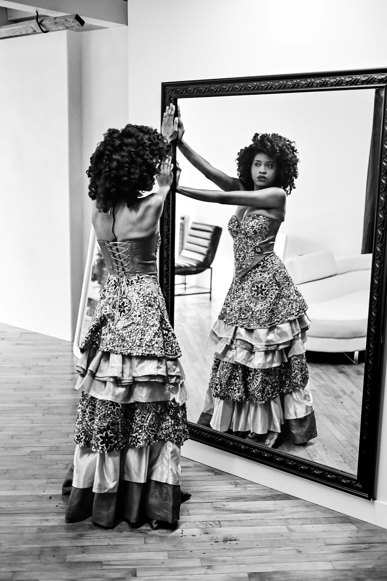 woman_in_mirror.webp